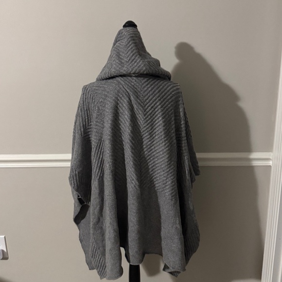 Malo Gray Poncho with Faux Fur Accents - Picture 4 of 5